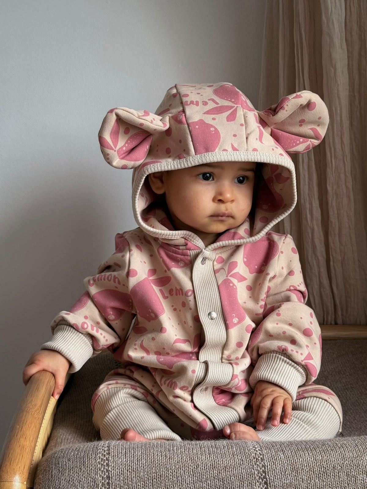 Jumpsuit mit Ohren für Babys & Kinder – Beige mit Zitronen Overall mit Kapuze und Ohren