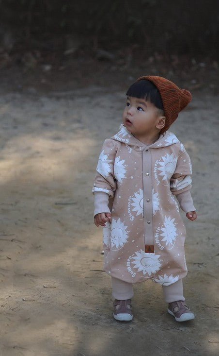 Jumpsuit mit Ohren für Babys und Kinder – Beige mit Sonnen – Produktbild 3