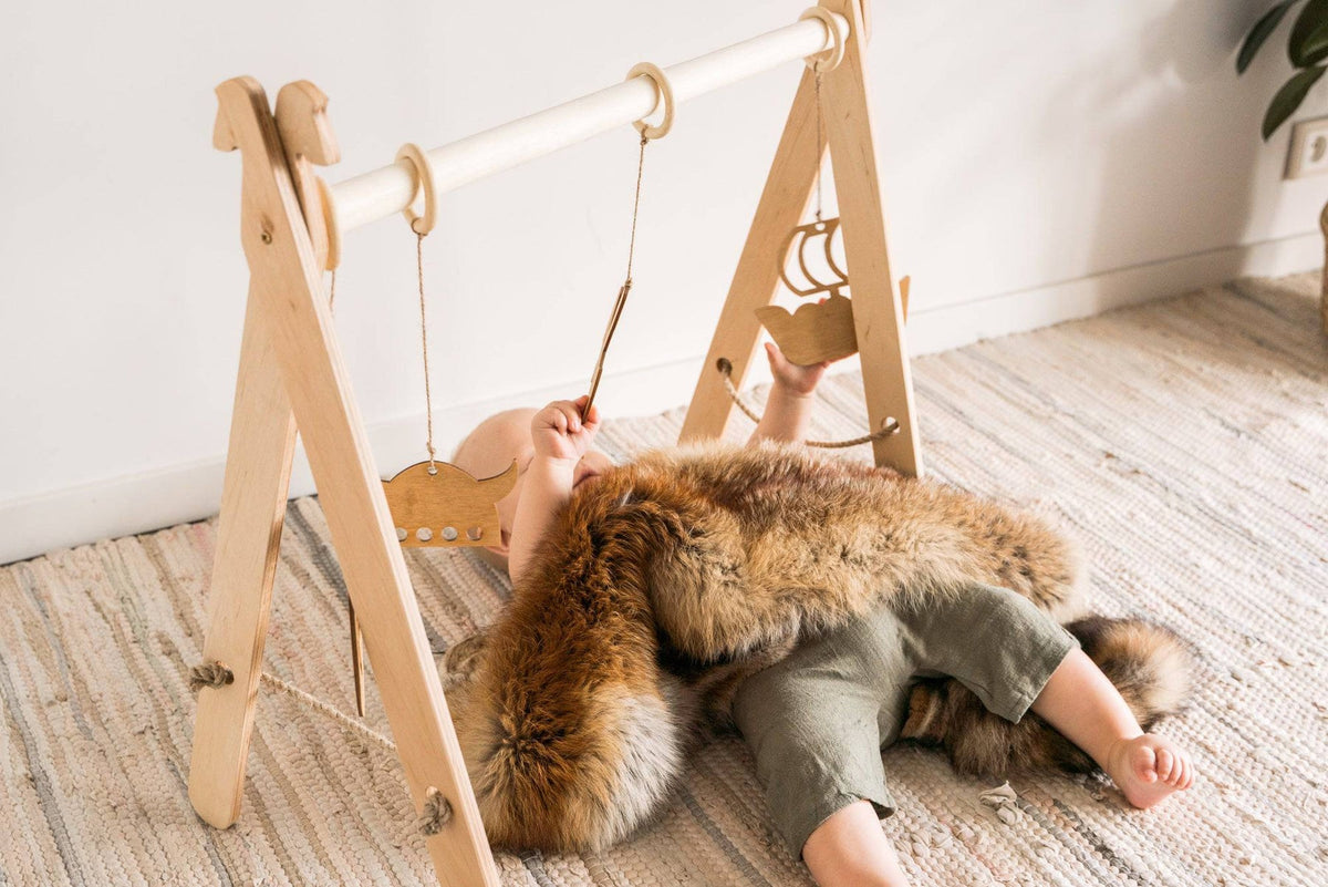 Ewart Woods Baby Spielbogen „Viking“ aus Holz – faltbarer Baby-Spielbogen mit 4 Hängespielzeugen