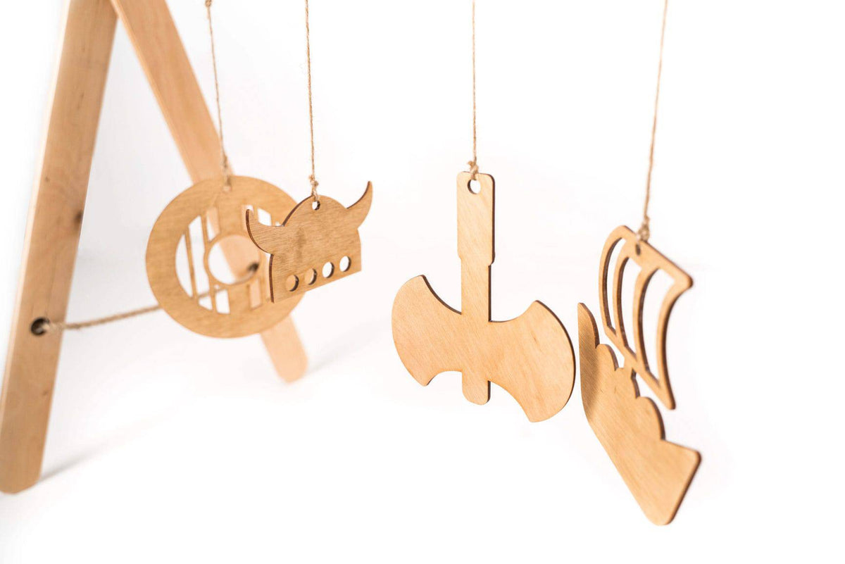 Ewart Woods Baby Spielbogen „Viking“ aus Holz – faltbarer Baby-Spielbogen mit 4 Hängespielzeugen