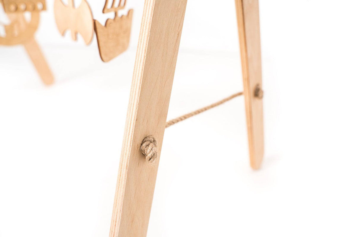 Ewart Woods Baby Spielbogen „Viking“ aus Holz – faltbarer Baby-Spielbogen mit 4 Hängespielzeugen