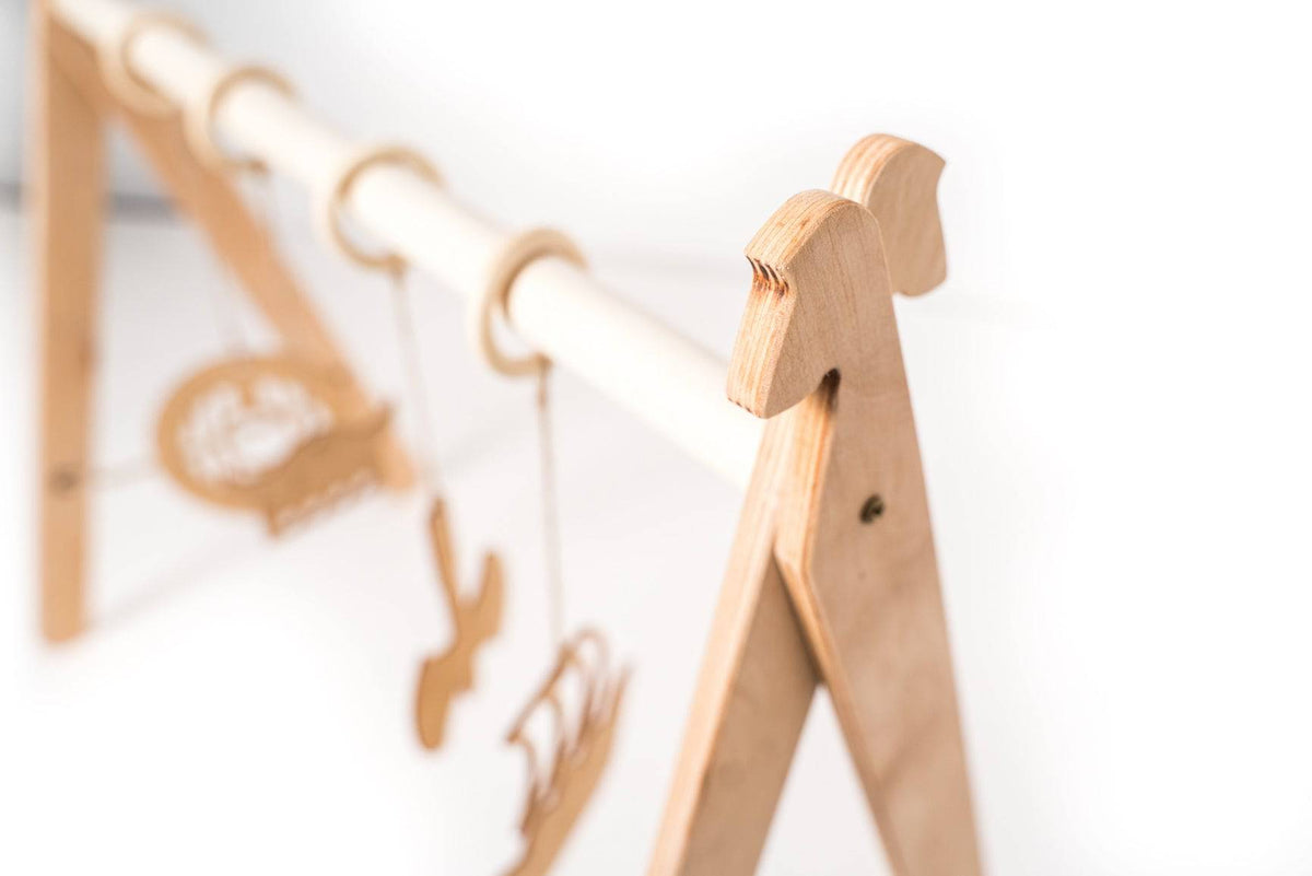 Ewart Woods Baby Spielbogen „Viking“ aus Holz – faltbarer Baby-Spielbogen mit 4 Hängespielzeugen