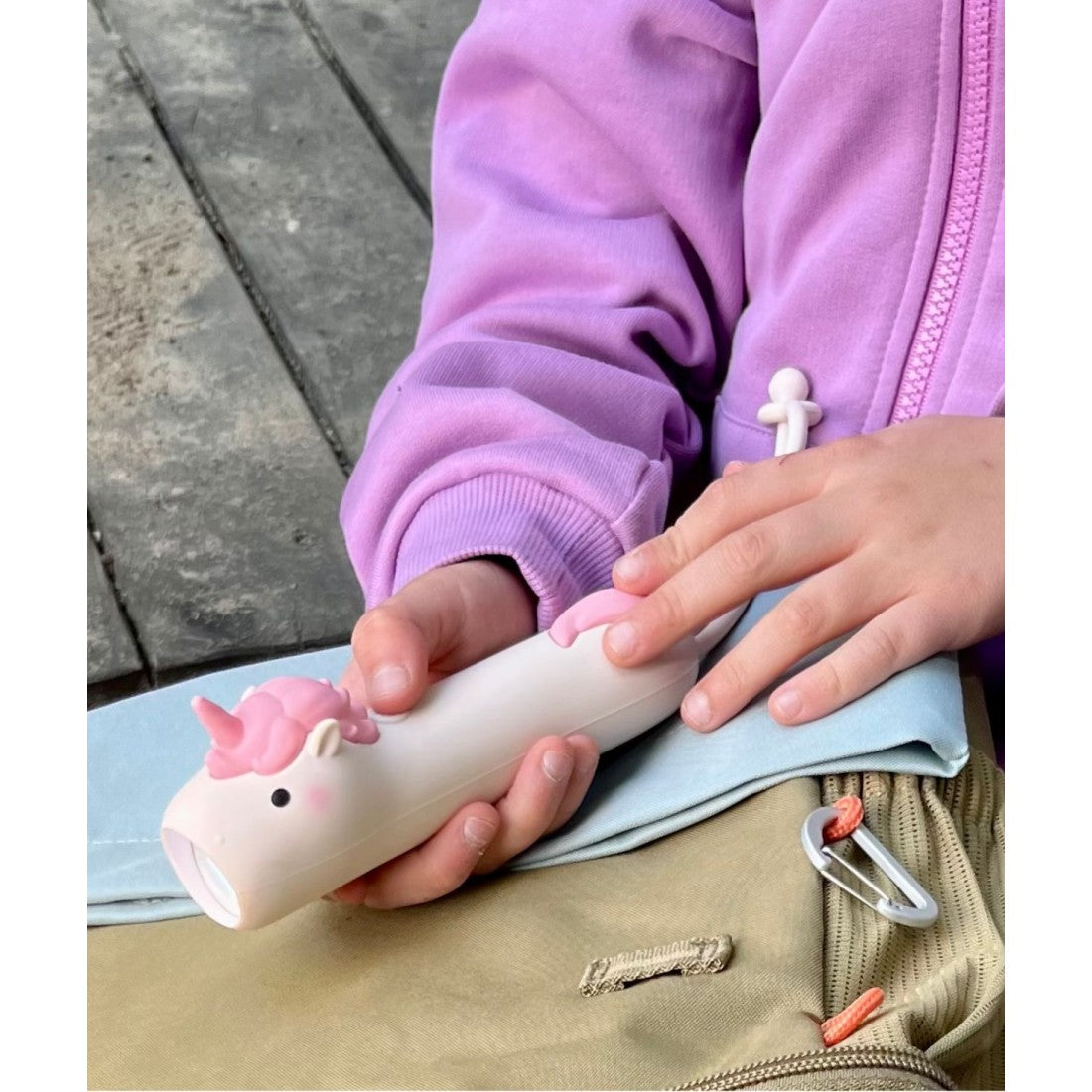 Kinder-Taschenlampe Einhorn PINKY – LED-Taschenlampe aus Silikon mit USB-C – Produktbild 1