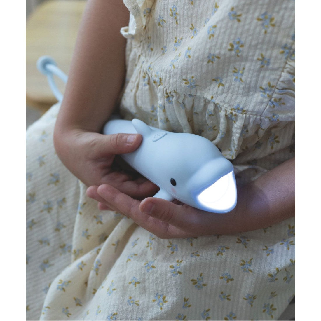 Kinder Taschenlampe Delfin BUBBLY – dimmbares Silikon-Nachtlicht mit USB-C – Produktbild 2
