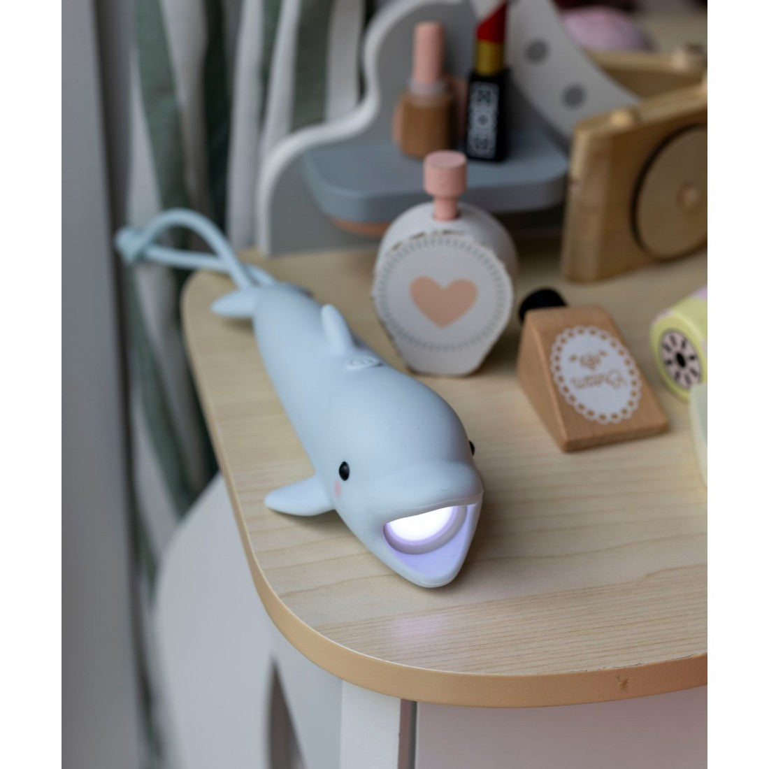 Kinder Taschenlampe Delfin BUBBLY – dimmbares Silikon-Nachtlicht mit USB-C – Produktbild 1
