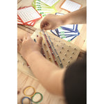 Montessori Geobrett aus Holz – Geoplan Lernspiel mit Gummibändern 69 Teile – Produktbild 1