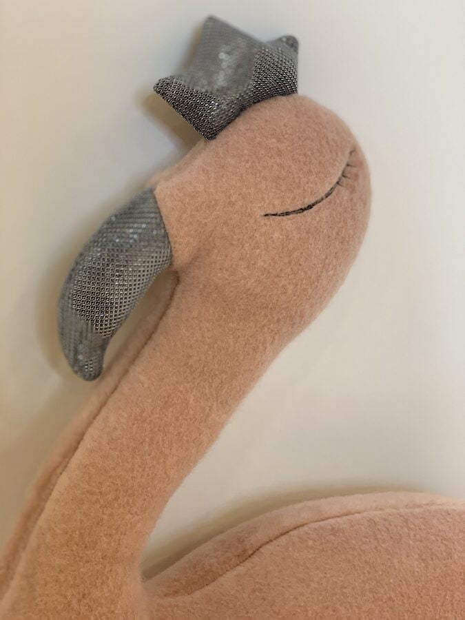 Handgemachter Flamingo Rosa – weiches Kuscheltier mit Krone ab 6 Monaten – Produktbild 3