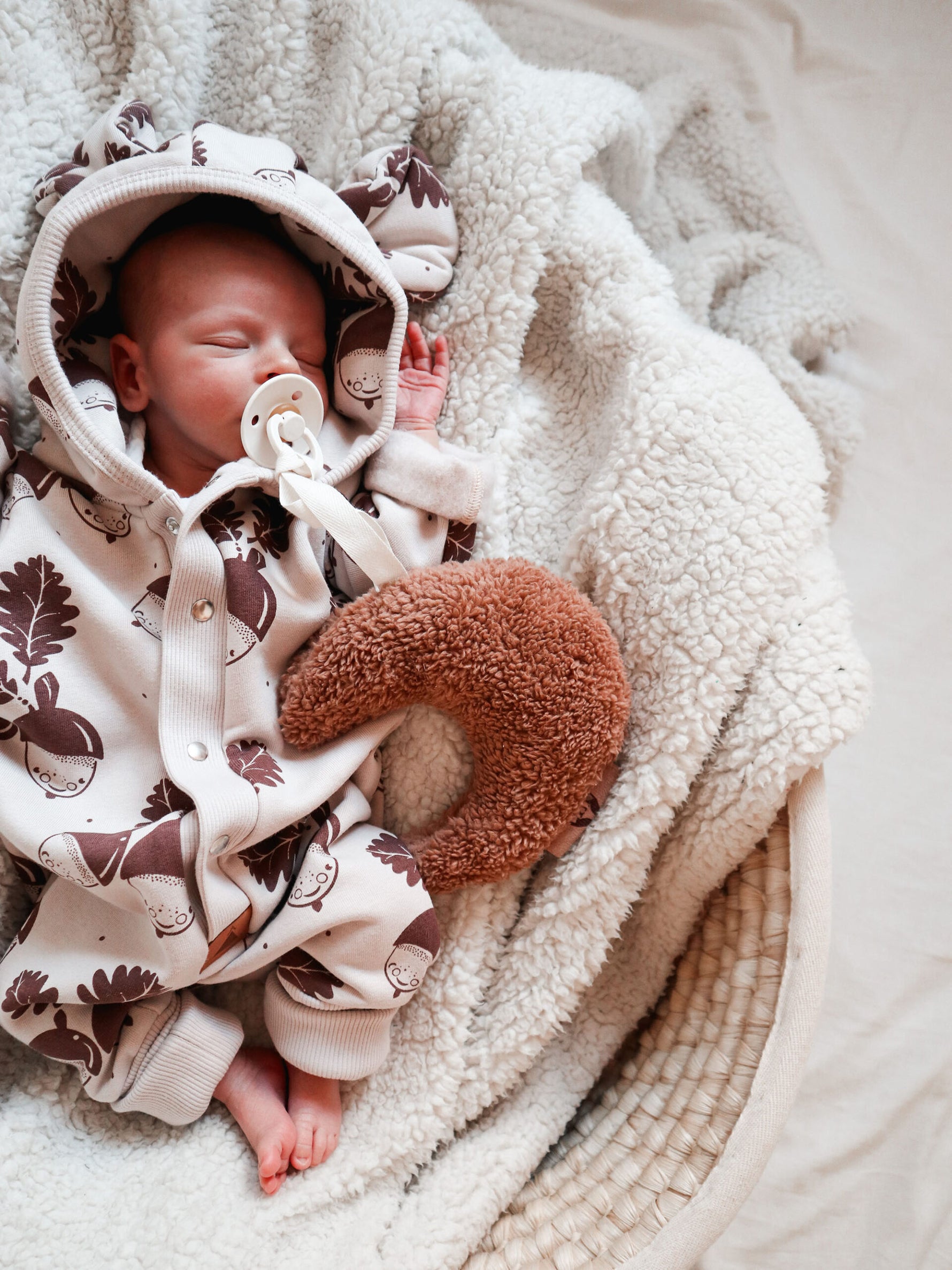 Jumpsuit mit Ohren für Babys und Kinder – Eicheln auf Sand – Produktbild 3