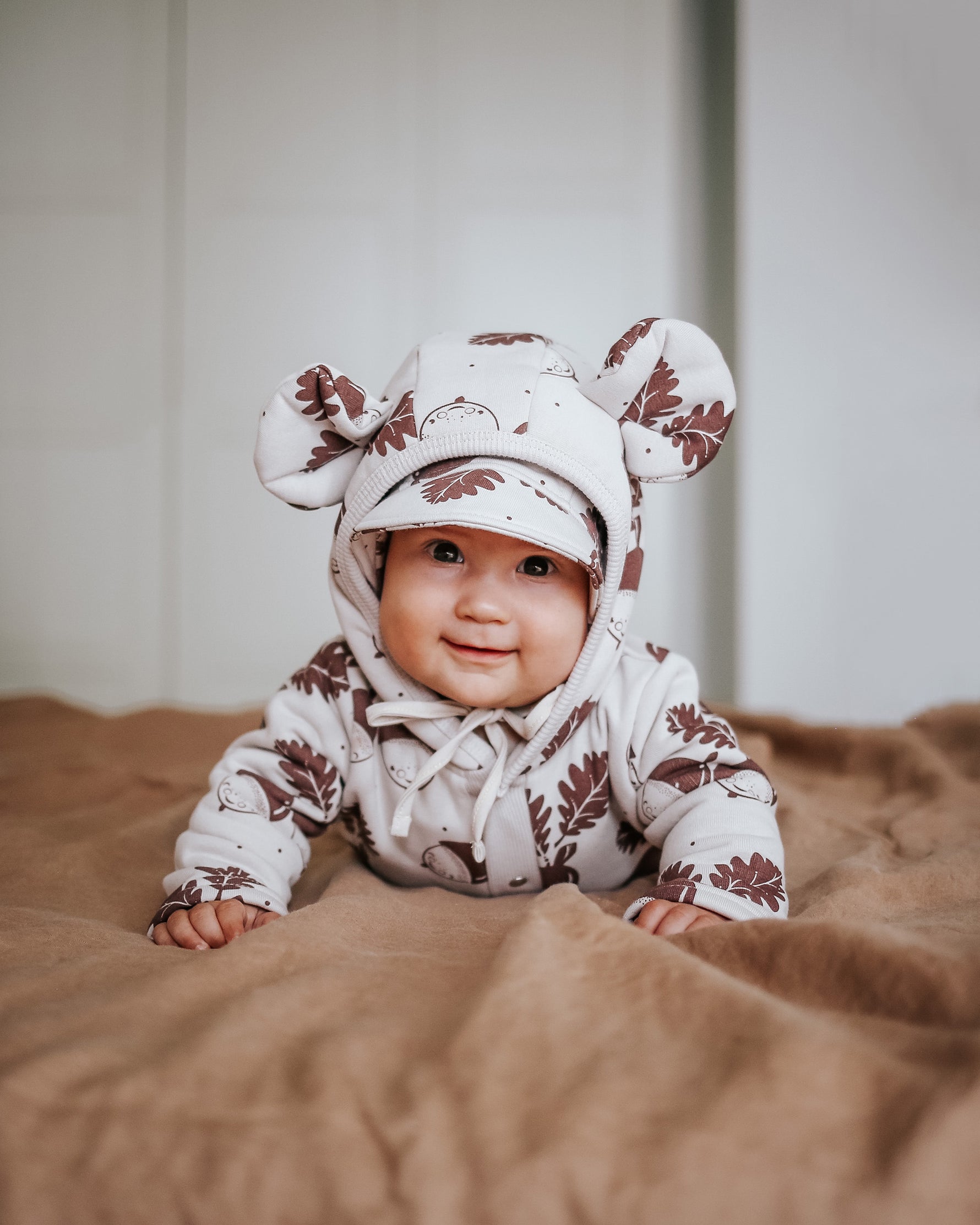 Jumpsuit mit Ohren für Babys und Kinder – Eicheln auf Sand – Produktbild 2
