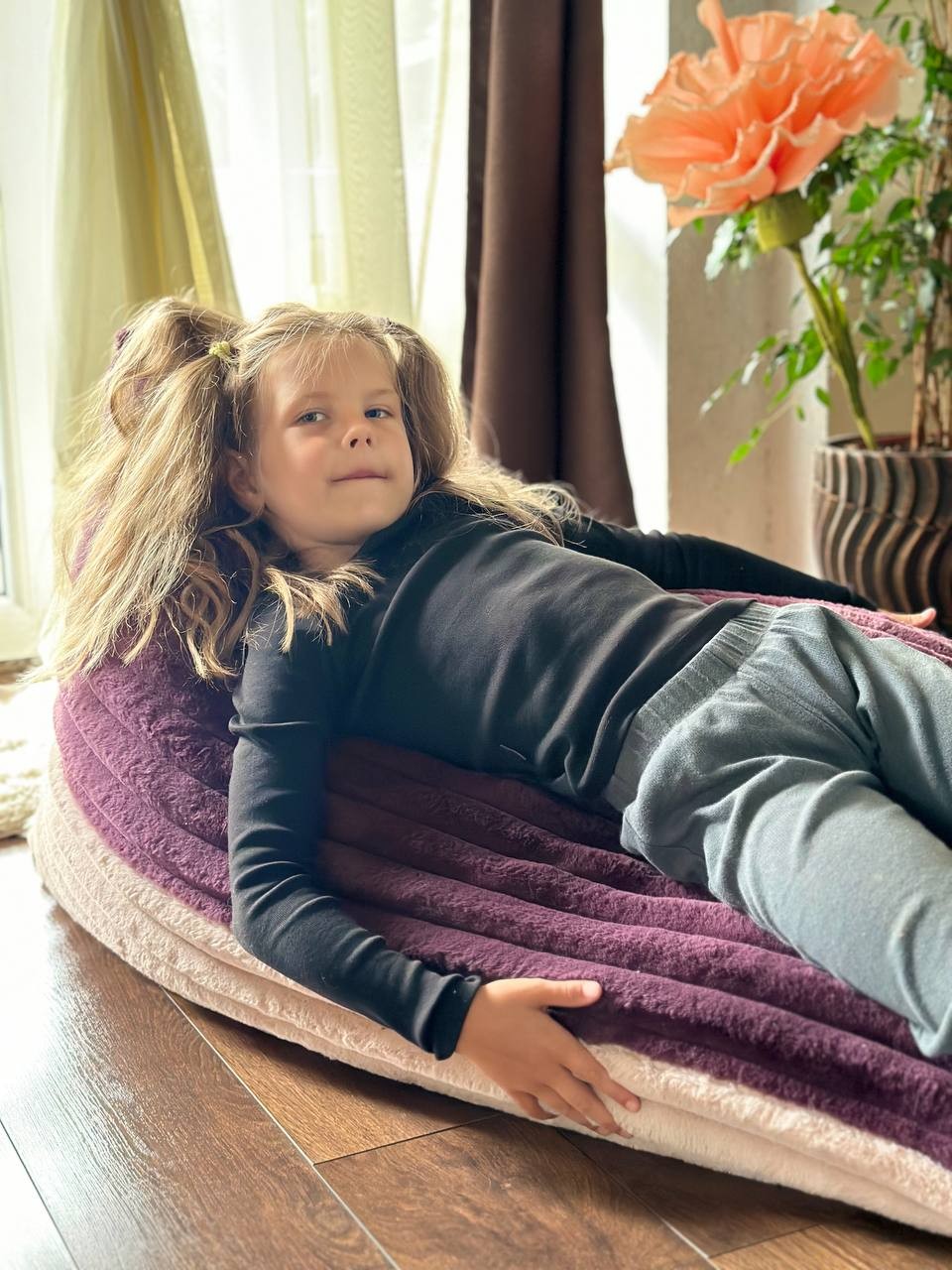 Premium Kinder Sitzsack Berry & Rose Mousse – weiche Sitzliege aus Cord-Plüsch – Produktbild 3