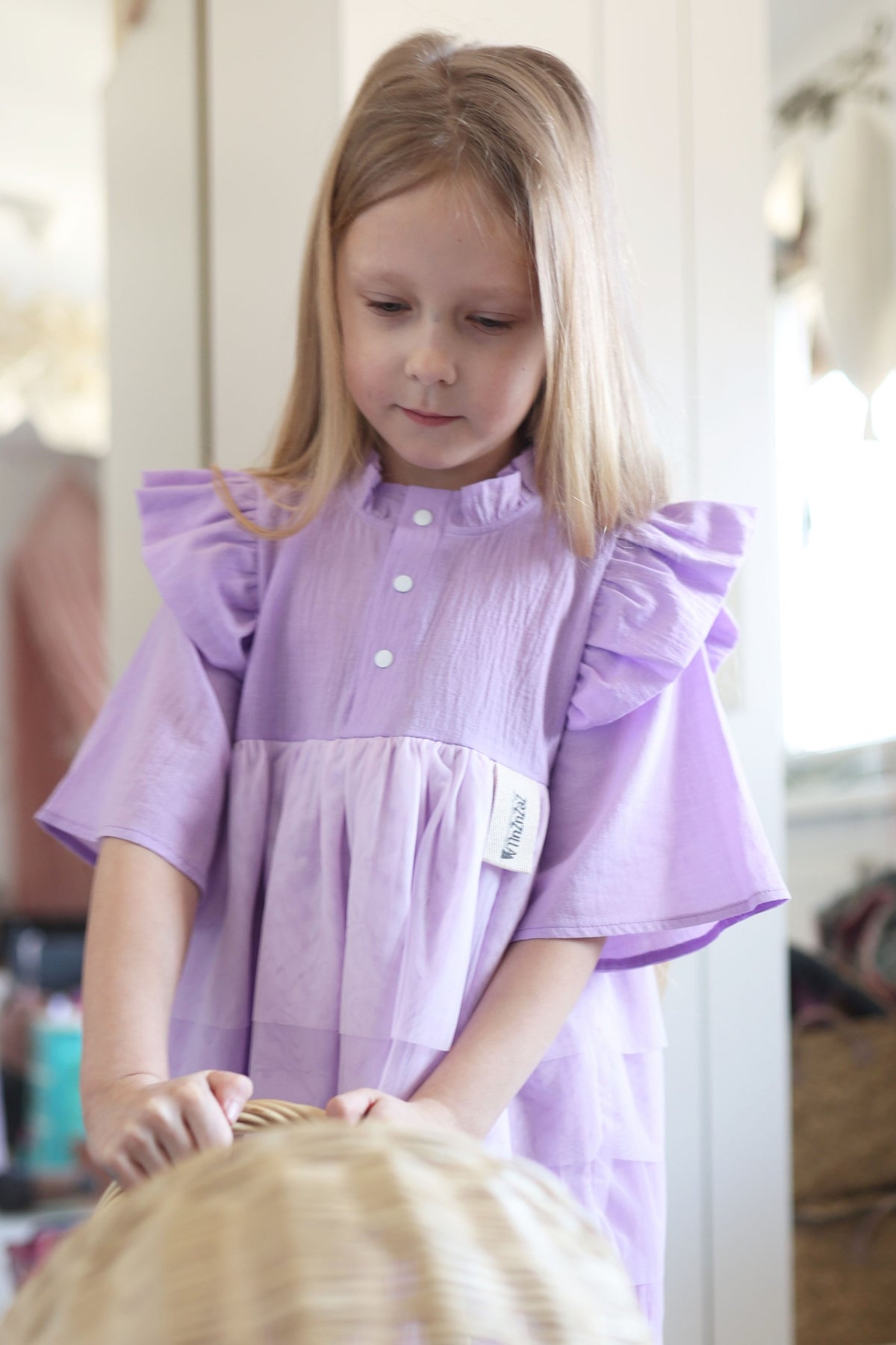 Musselin-Kinderkleid Sisi Flieder – Sommerkleid aus Baumwolle mit Rüschenärmeln