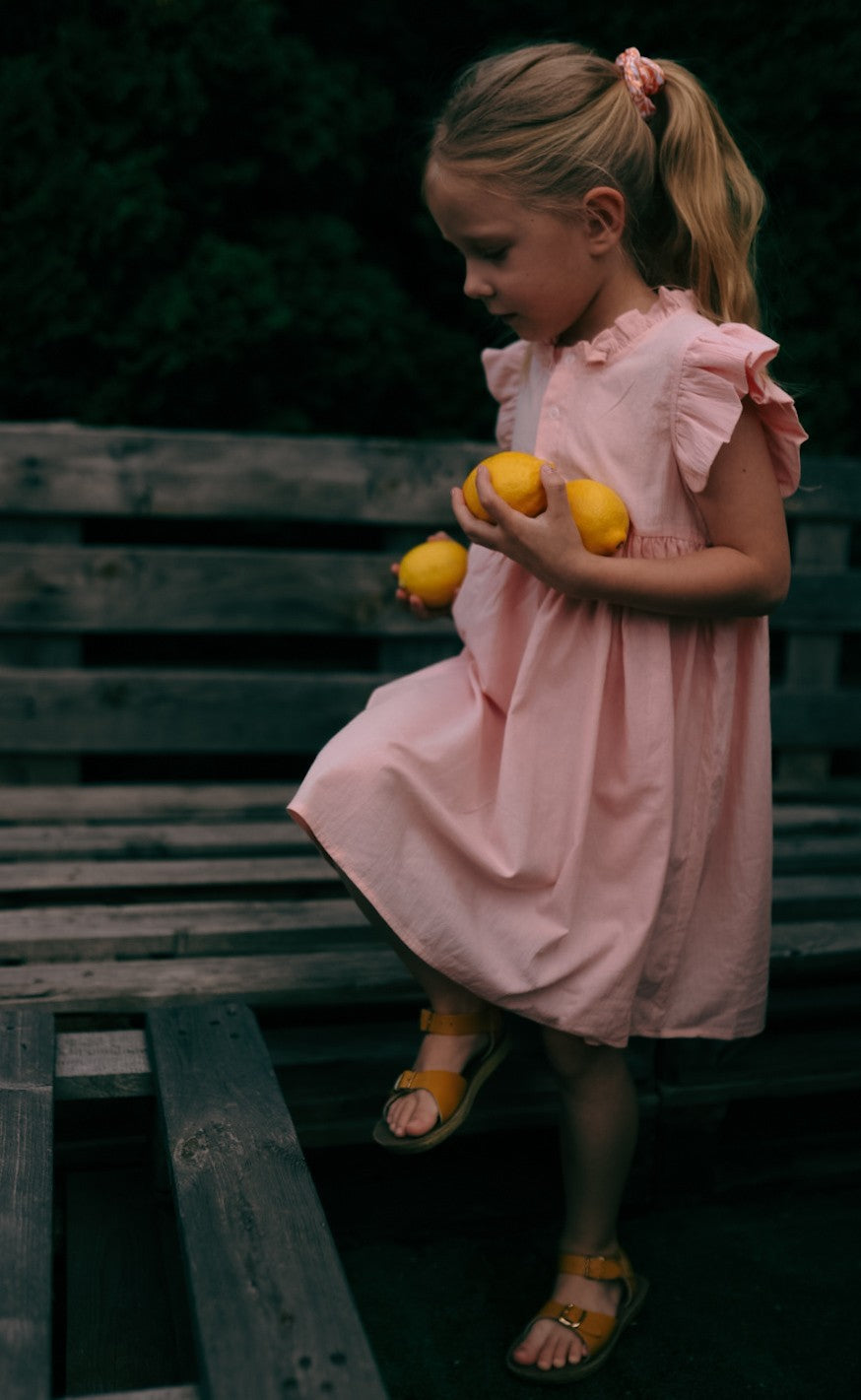 Musselin-Kinderkleid Sisi Peach – Sommerkleid aus Baumwolle mit Rüschenärmeln – Produktbild 2