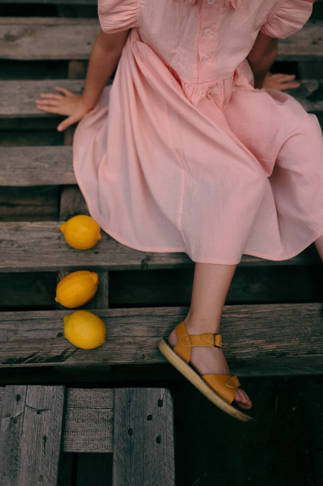 Musselin-Kinderkleid Sisi Peach – Sommerkleid aus Baumwolle mit Rüschenärmeln – Produktbild 3