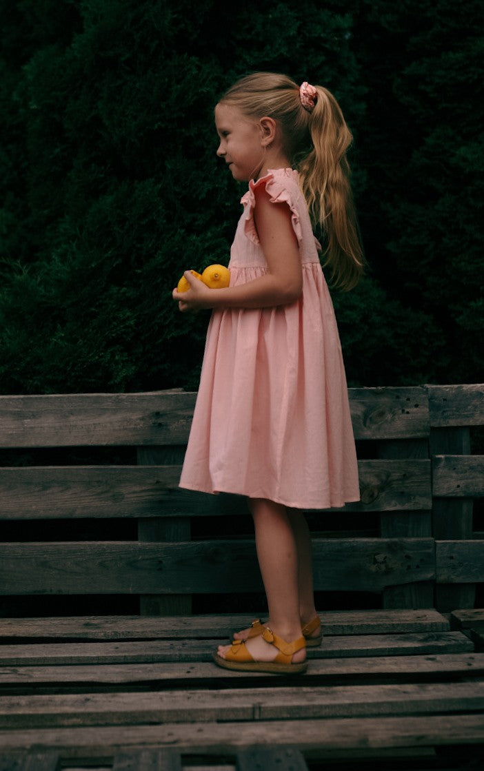 Musselin-Kinderkleid Sisi Peach – Sommerkleid aus Baumwolle mit Rüschenärmeln – Produktbild 4