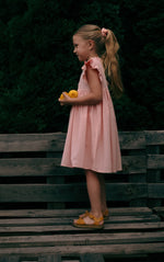 Musselin-Kinderkleid Sisi Peach – Sommerkleid aus Baumwolle mit Rüschenärmeln – Produktbild 4