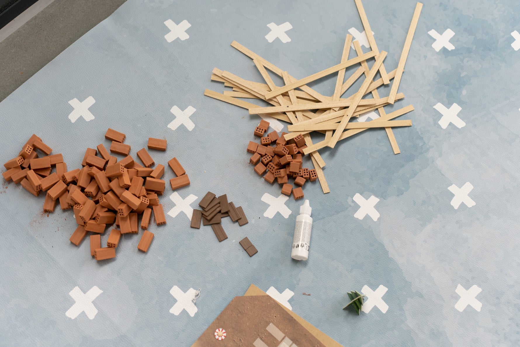 Wasserfeste Essensunterlage für Kinder – Cross Azure – Produktbild 3