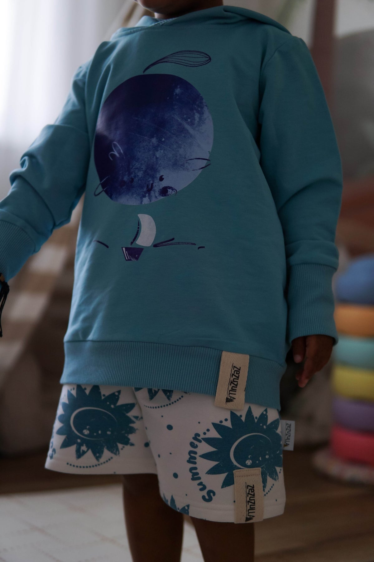Baumwoll-Kinder-Shorts Suns – Bequeme Sommerhose mit Sonnen-Muster aus OEKO-TEX Baumwolle – Produktbild 4