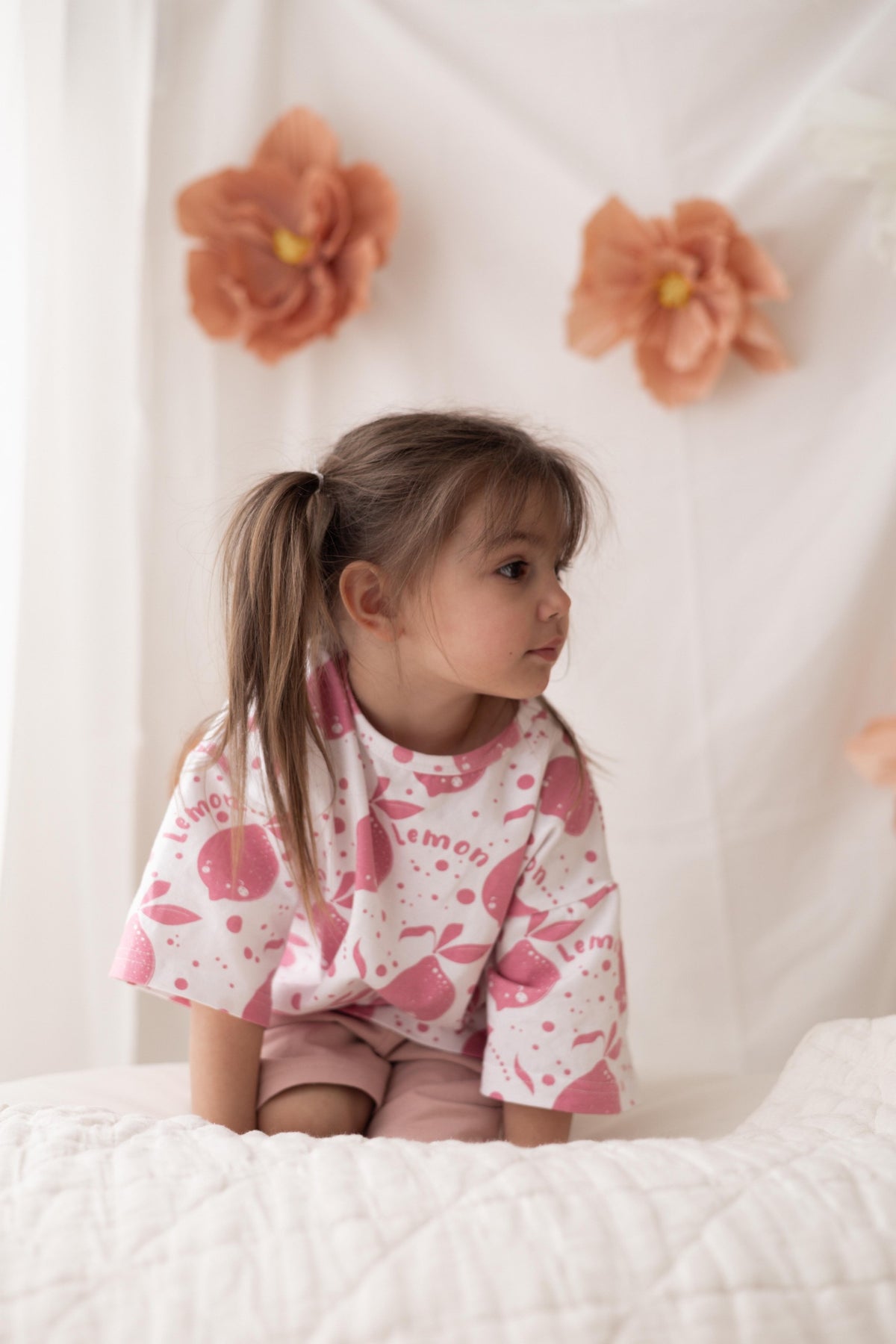 Kinder T-Shirt „Lemon“ aus OEKO-TEX Baumwolle – weißes Kurzarmshirt mit Zitronen-Print – Produktbild 1
