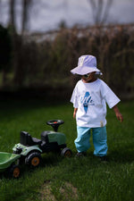 Kinder T-Shirt „Little Adventure“ aus OEKO-TEX Baumwolle – weißes Kurzarmshirt mit Schriftzug – Produktbild 3