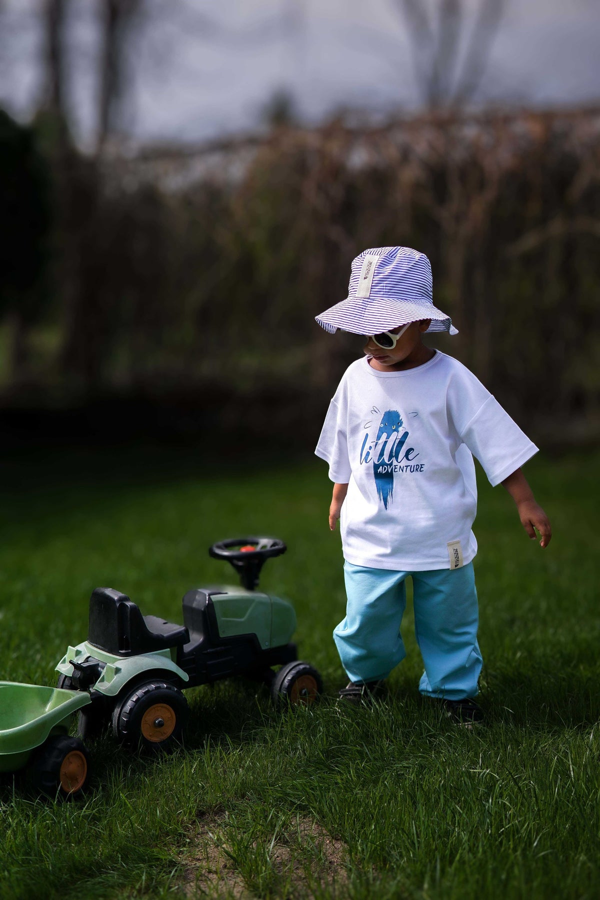 Kinder T-Shirt „Little Adventure“ aus OEKO-TEX Baumwolle – weißes Kurzarmshirt mit Schriftzug – Produktbild 3