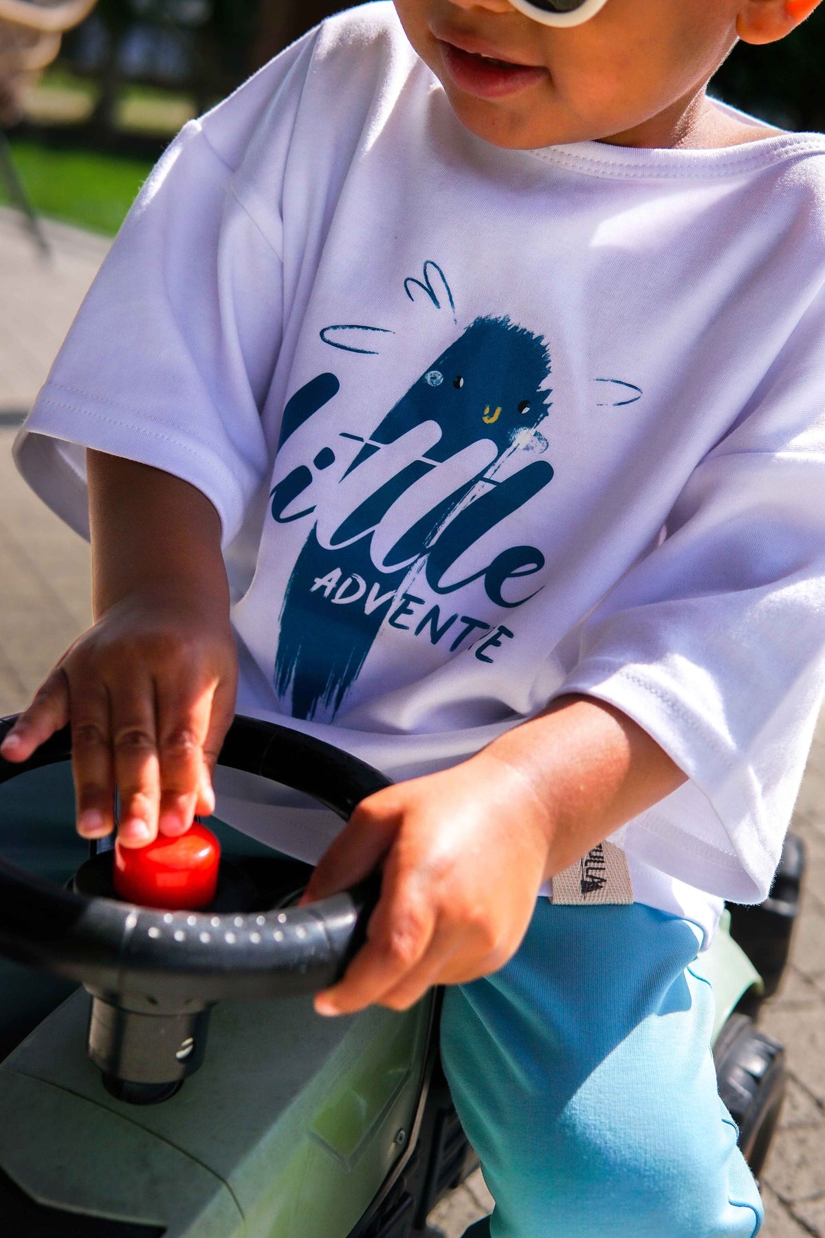 Kinder T-Shirt „Little Adventure“ aus OEKO-TEX Baumwolle – weißes Kurzarmshirt mit Schriftzug – Produktbild 1