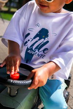 Kinder T-Shirt „Little Adventure“ aus OEKO-TEX Baumwolle – weißes Kurzarmshirt mit Schriftzug – Produktbild 1