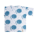 Kinder T-Shirt „Suns“ aus OEKO-TEX Baumwolle – weißes Kurzarmshirt mit Sonnen-Print – Produktbild 1
