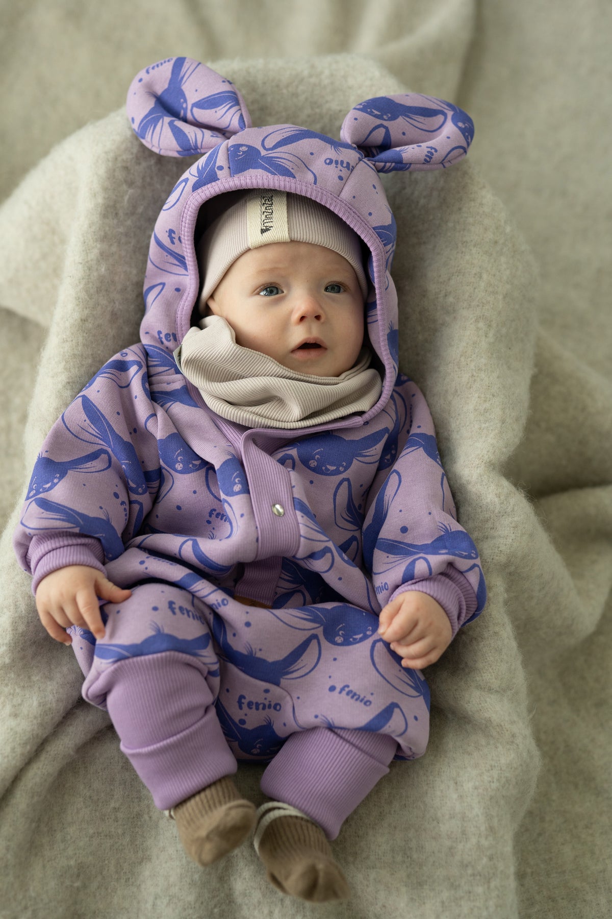 Jumpsuit mit Ohren für Babys und Kinder – Flieder Fenio