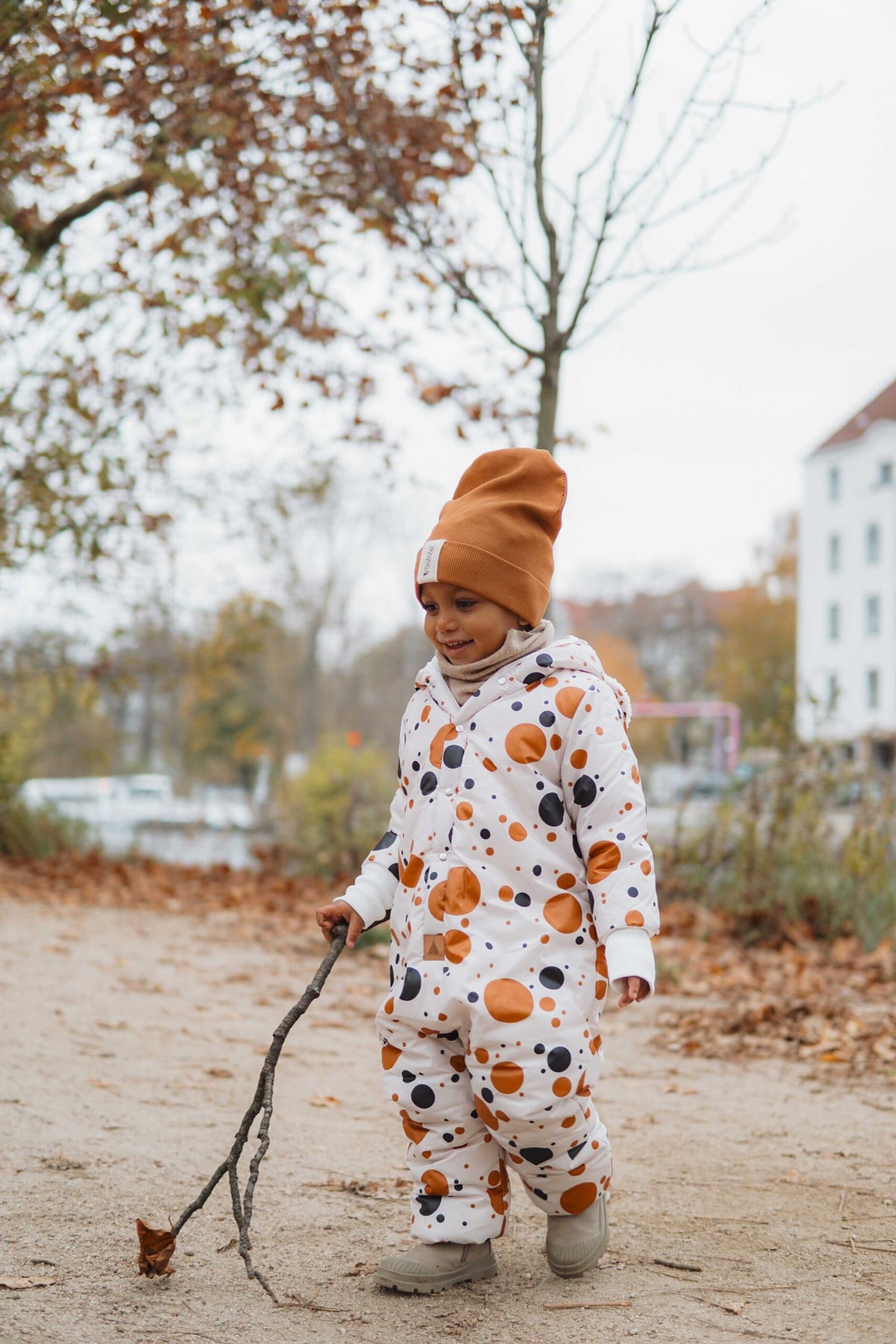 Winter-Jumpsuit mit Teddyfutter für Babys und Kinder – Schwarz mit orangefarbenen Punkten – Produktbild 2