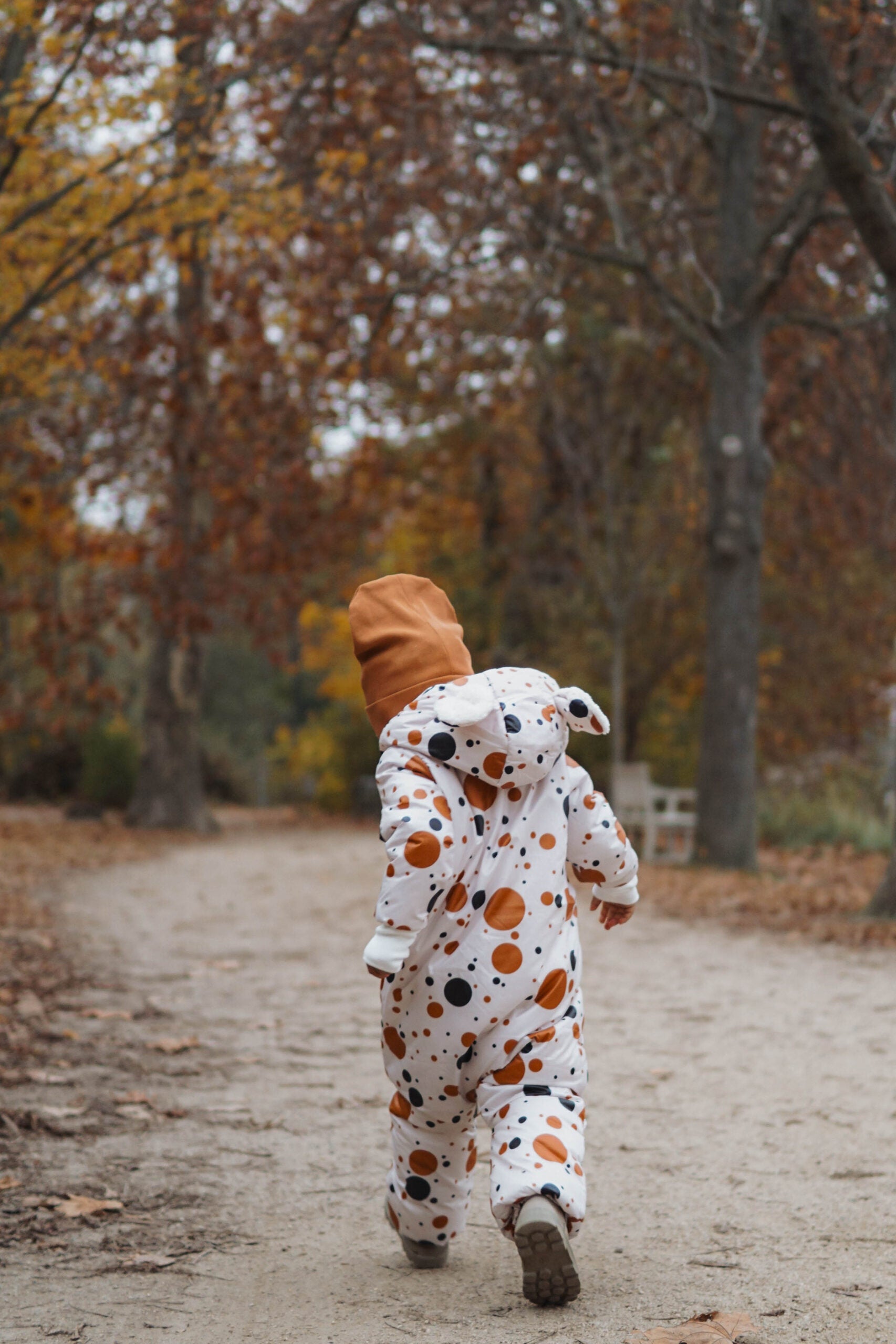 Winter-Jumpsuit mit Teddyfutter für Babys und Kinder – Schwarz mit orangefarbenen Punkten – Produktbild 3