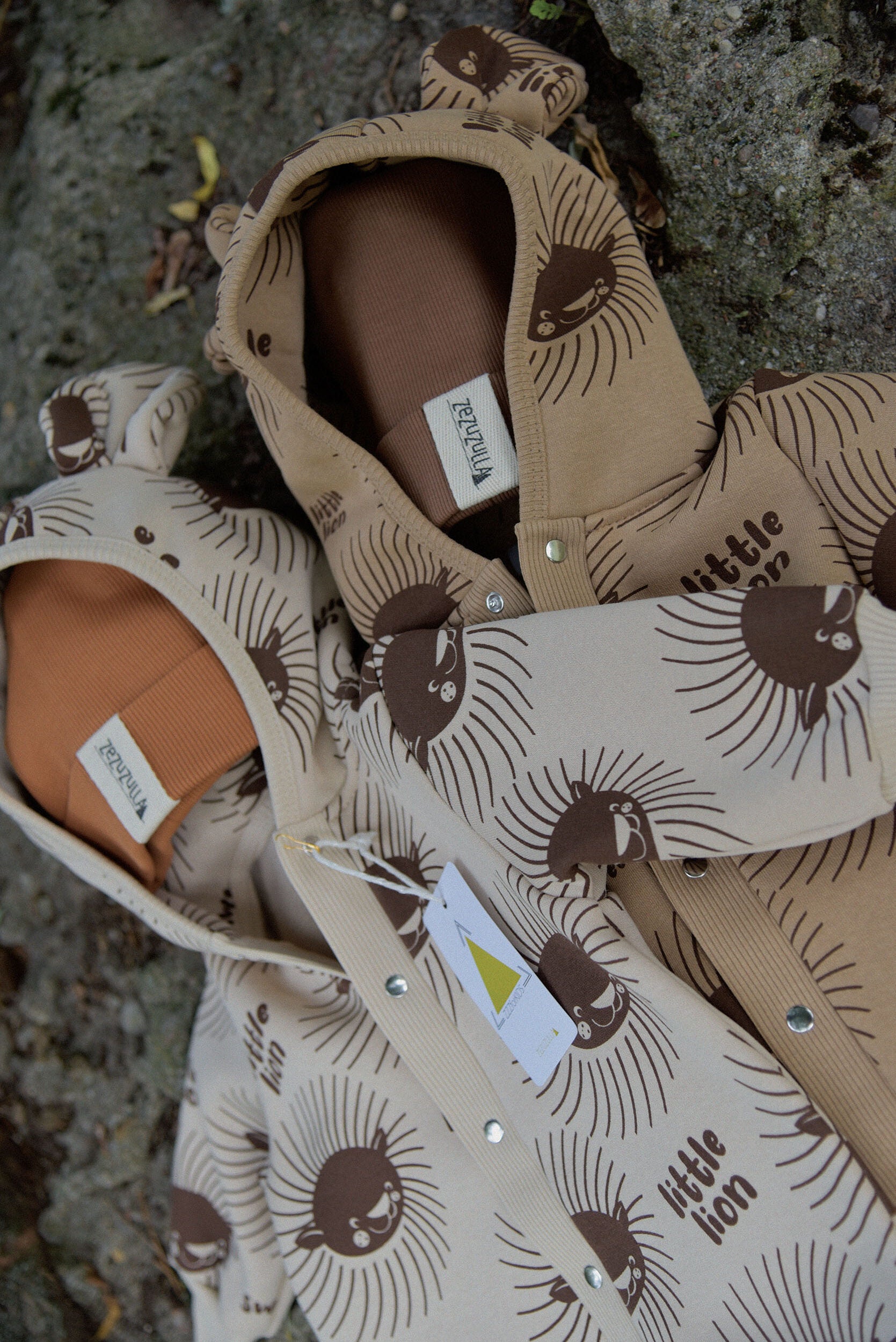 Jumpsuit mit Ohren für Babys und Kinder – Löwe auf Kakao – Produktbild 1