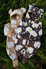 Jumpsuit mit Ohren für Babys und Kinder – Schokolade mit Eisbär – Produktbild 1