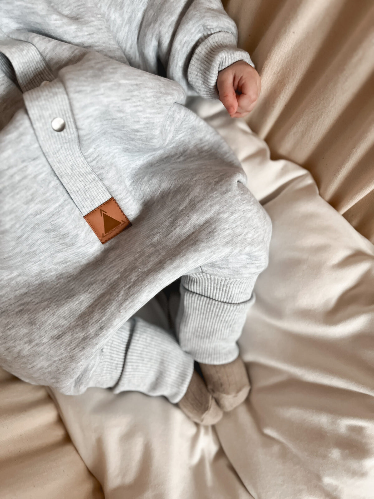 Baby-Jumpsuit Melange-Grau mit Ohren – Baumwoll-Overall für Herbst und Winter