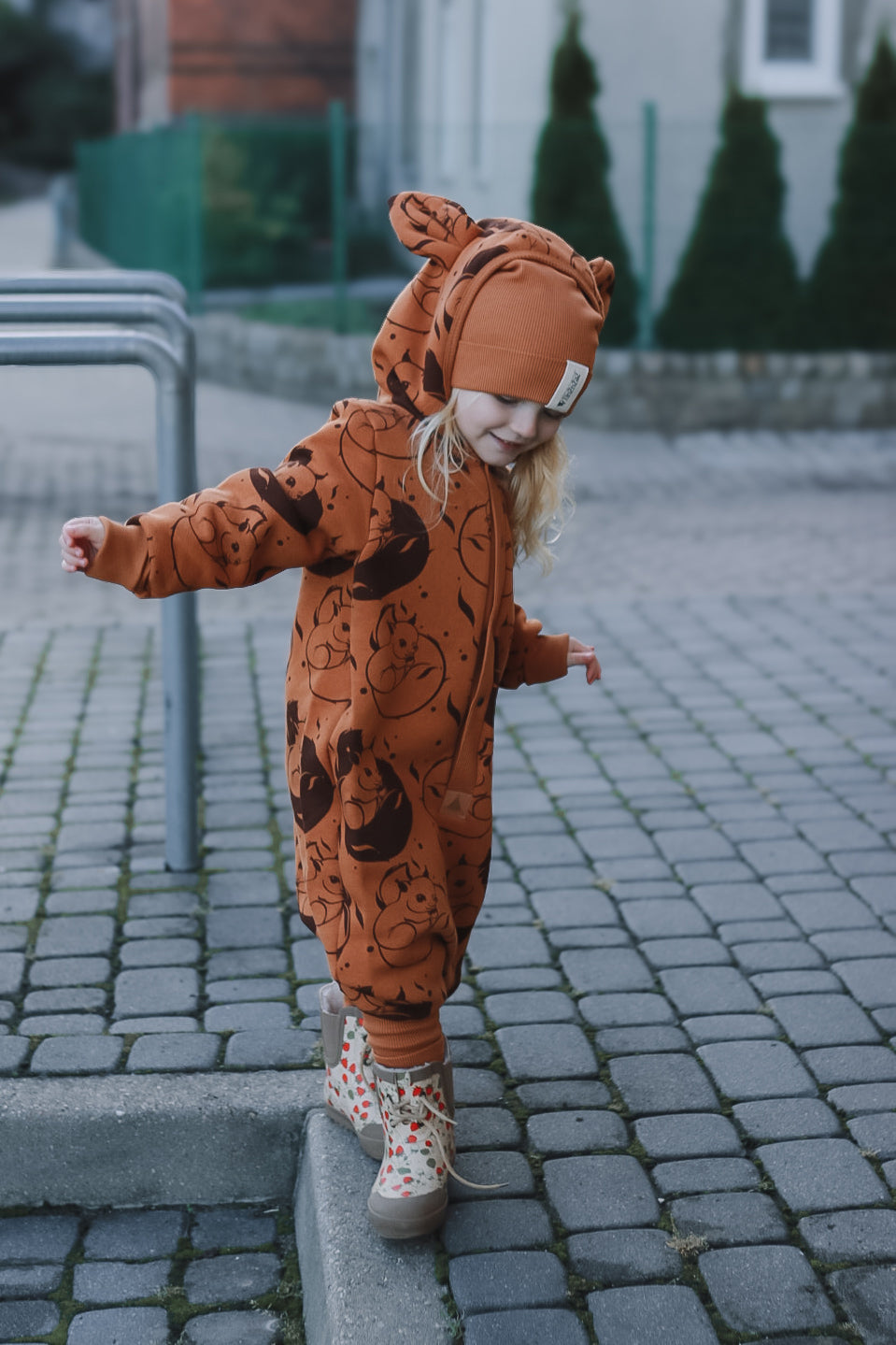 Jumpsuit mit Ohren für Babys und Kinder – Zimt mit Eichhörnchen – Produktbild 2