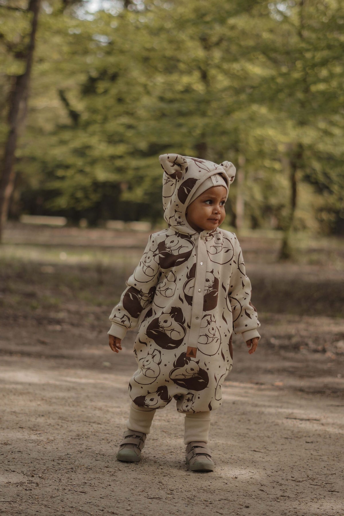 Jumpsuit mit Ohren für Babys und Kinder – Beige mit Eichhörnchen – Produktbild 2