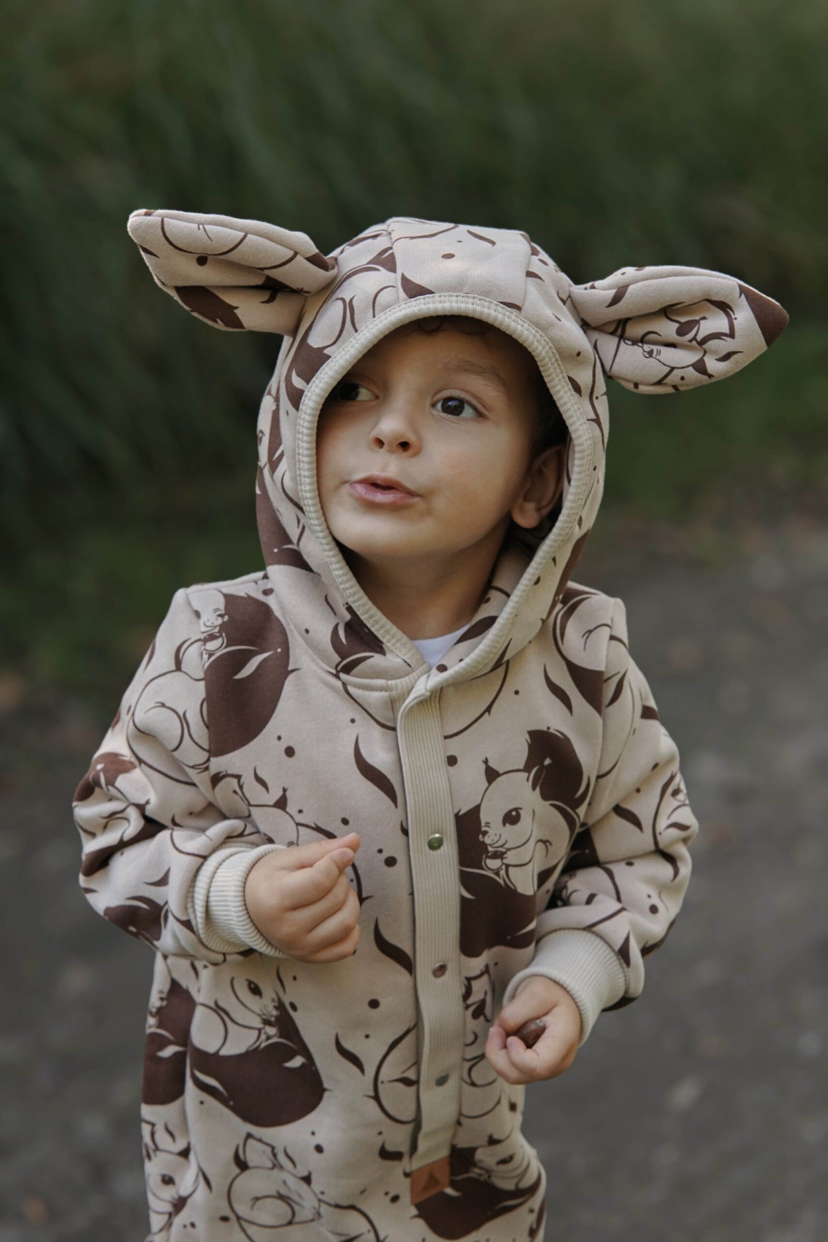 Jumpsuit mit Ohren für Babys und Kinder – Beige mit Eichhörnchen – Produktbild 3