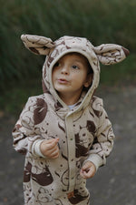 Jumpsuit mit Ohren für Babys und Kinder – Beige mit Eichhörnchen – Produktbild 3