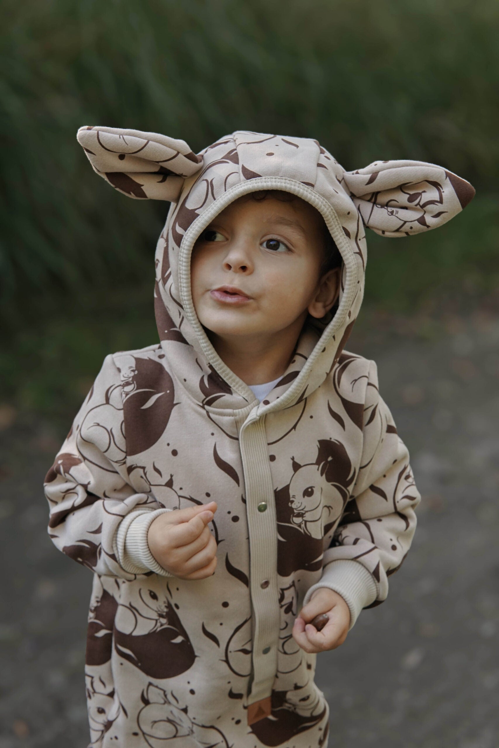 Jumpsuit mit Ohren für Babys und Kinder – Beige mit Eichhörnchen – Produktbild 3