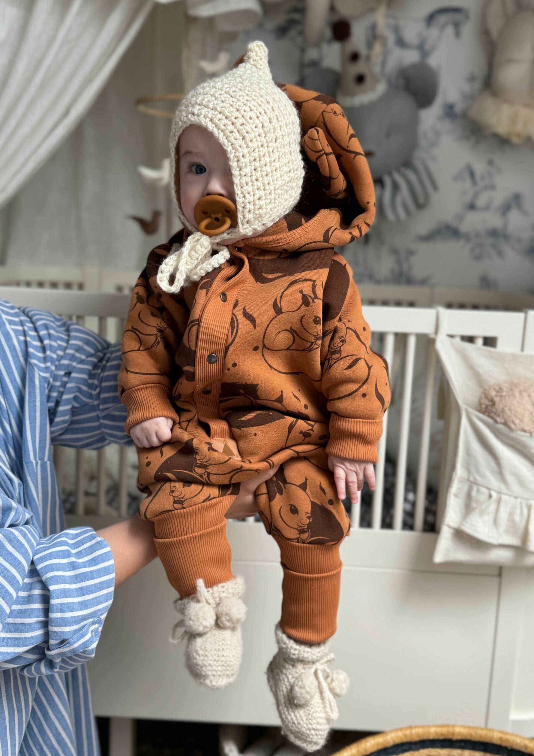 Jumpsuit mit Ohren für Babys und Kinder – Zimt mit Eichhörnchen – Produktbild 3