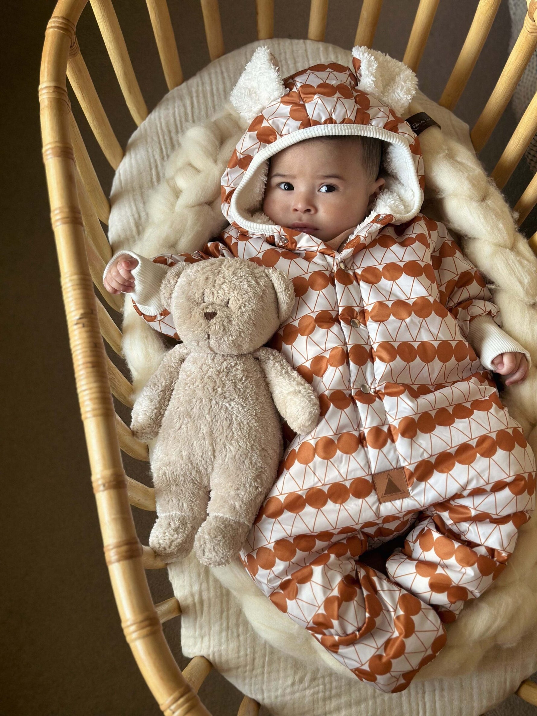 Winter-Jumpsuit mit Teddyfutter für Babys und Kinder – Orangefarbene Punkte – Produktbild 2