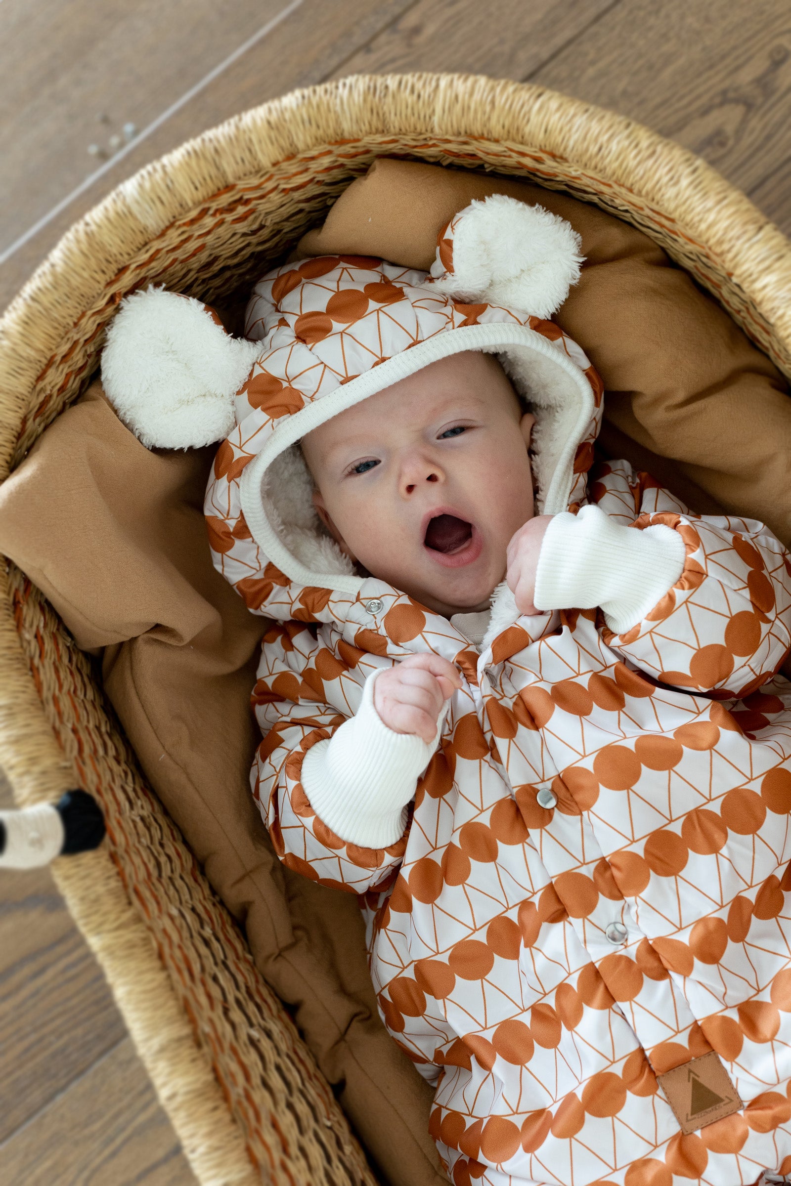 Winter-Jumpsuit mit Teddyfutter für Babys und Kinder – Orangefarbene Punkte – Produktbild 3
