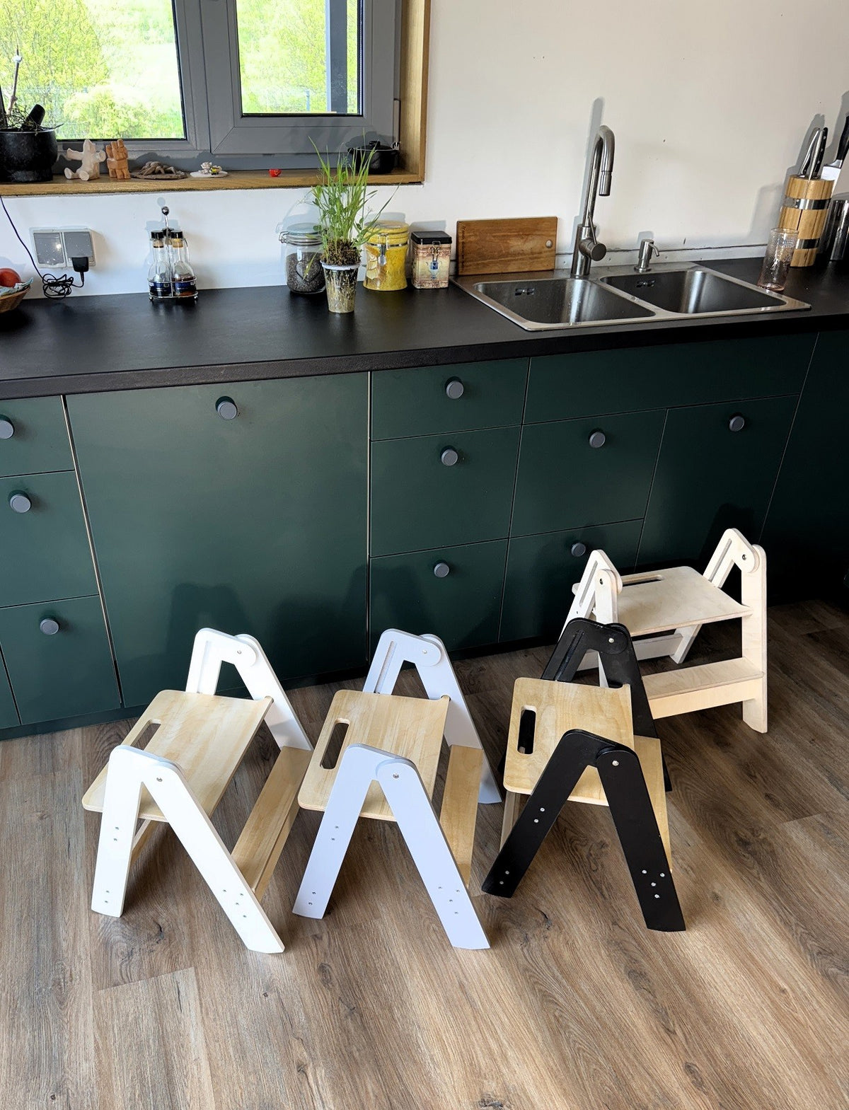 Klappbarer Kinder-Tritthocker aus Holz – platzsparender Hocker aus FSC-Birkensperrholz – Produktbild 4