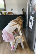 Klappbarer Kinder-Tritthocker aus Holz – platzsparender Hocker aus FSC-Birkensperrholz – Produktbild 3