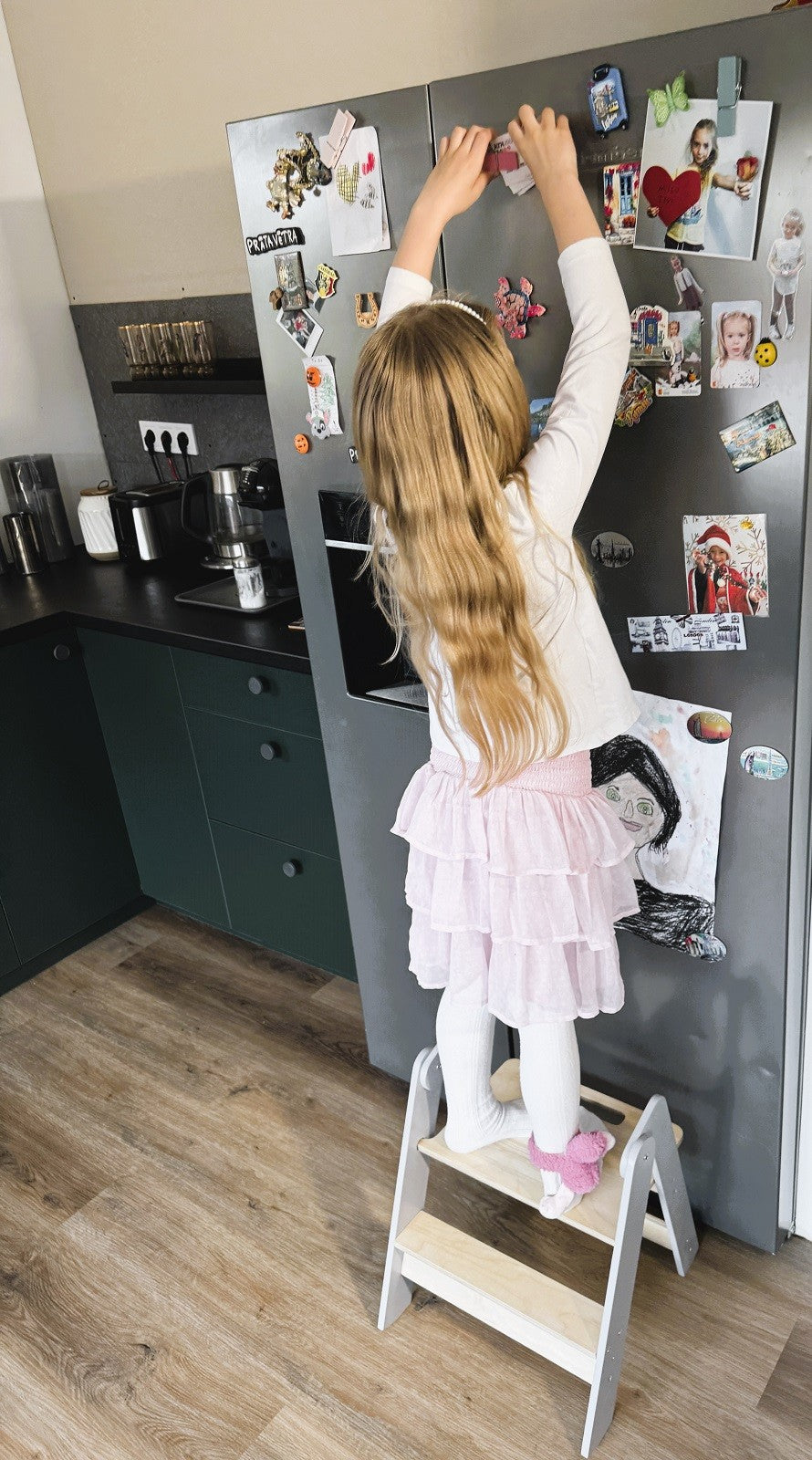 Klappbarer Kinder-Tritthocker aus Holz – platzsparender Hocker aus FSC-Birkensperrholz – Produktbild 1