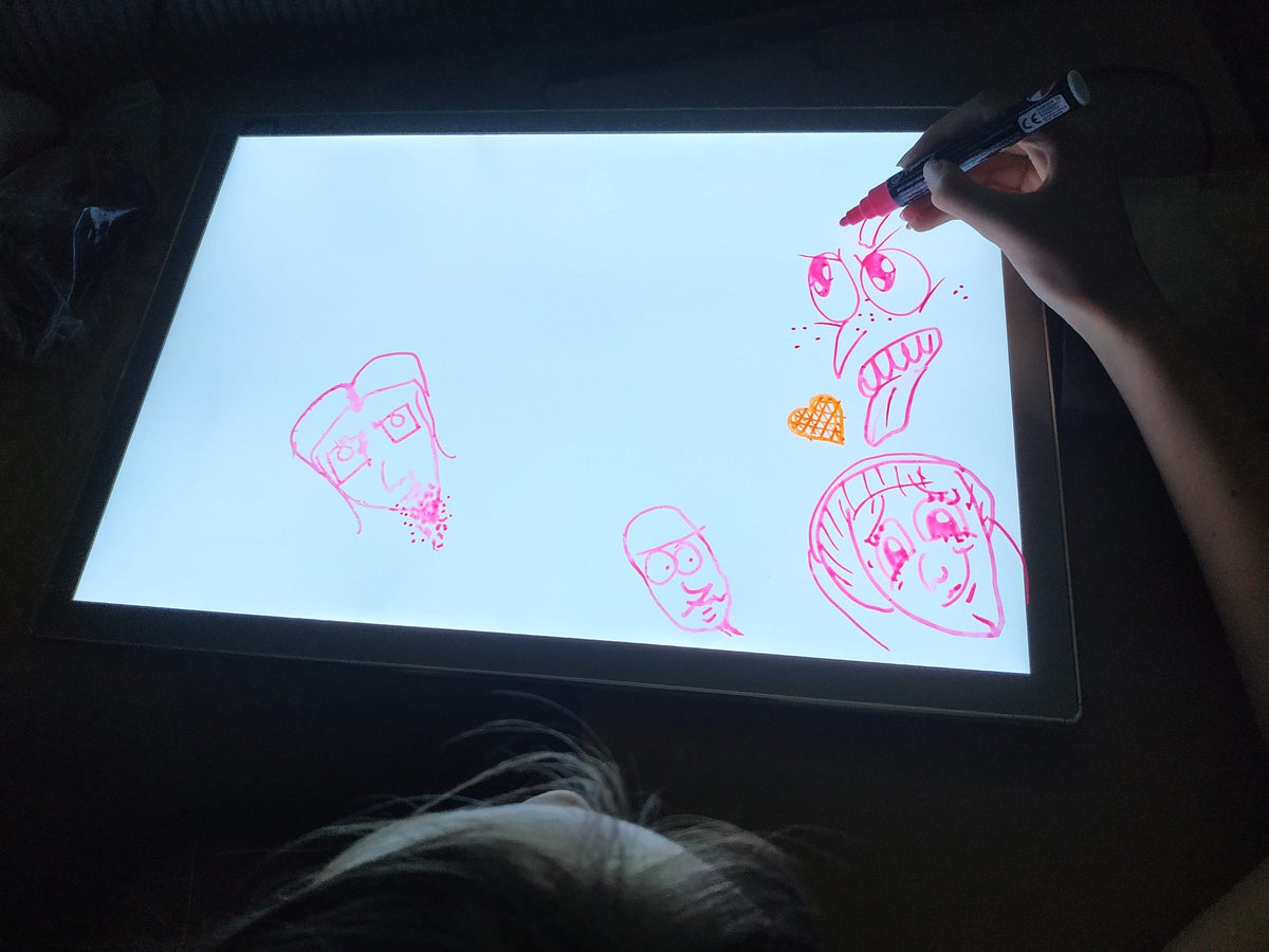 LUULA LED Leuchtpaneel – Lichttablett für sensorisches Spiel & kreatives Nachzeichnen – Produktbild 1
