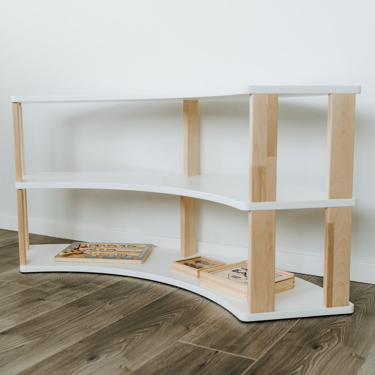 One Little Pine Montessori Eckregal Arch 3 Ebenen – geschwungenes Kinderregal aus FSC-Birke – Produktbild 3