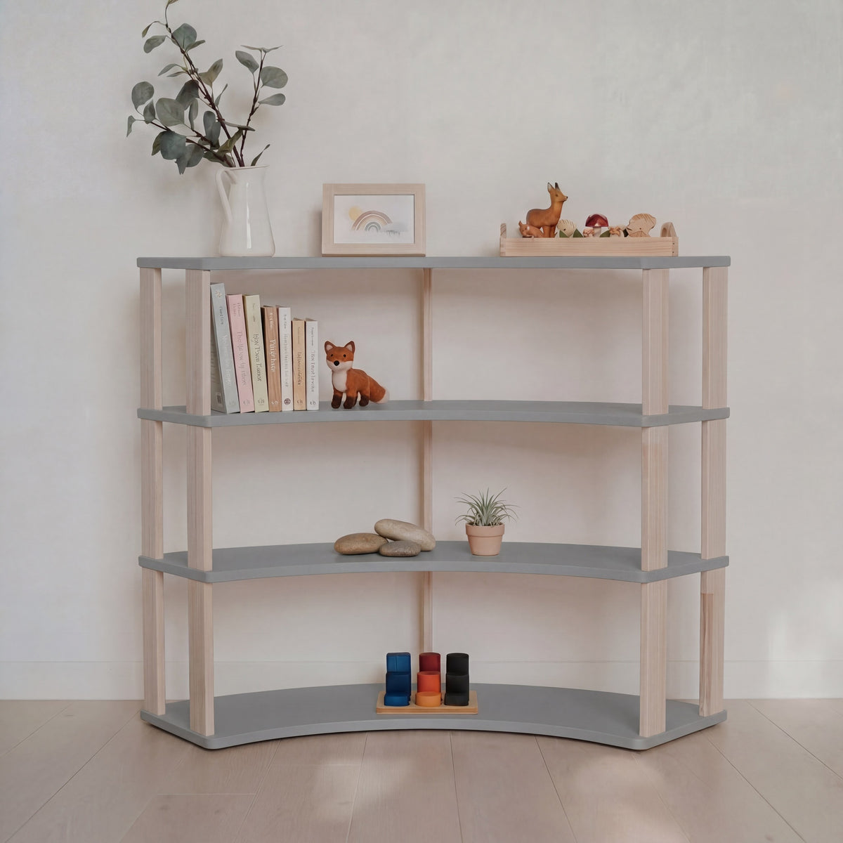 Modulares Montessori-Regal Arch – 4 Ebenen – Hellgrau / klares Öl – Produktbild 1