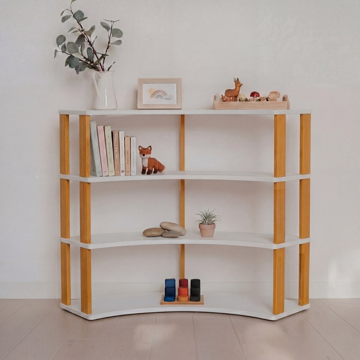 Modulares Montessori-Regal Arch – 4 Ebenen – Weiß / bräunliches Öl – Produktbild 1