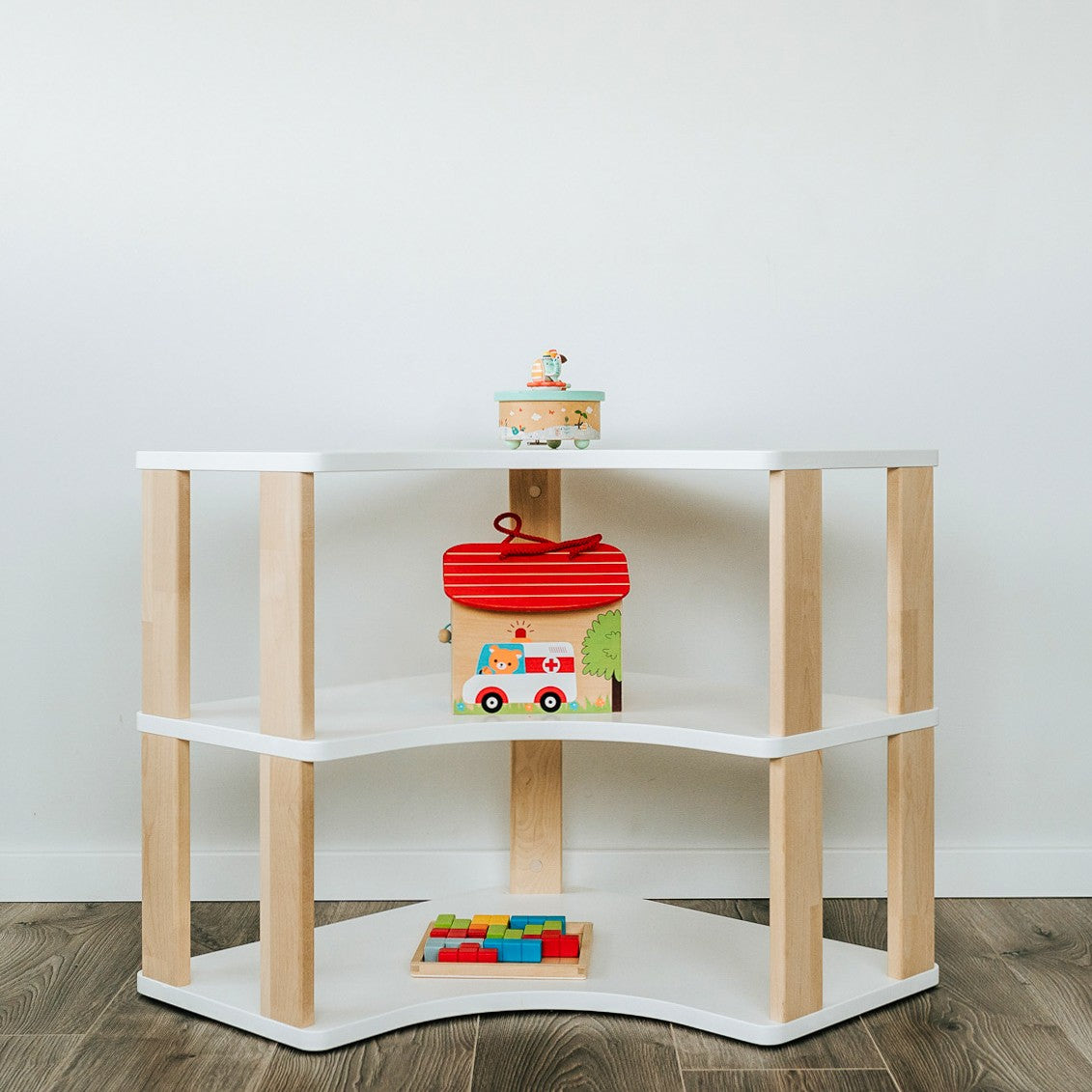 One Little Pine Montessori Eckregal 3 Ebenen – platzsparendes Kinderregal aus FSC-Birke – Produktbild 1