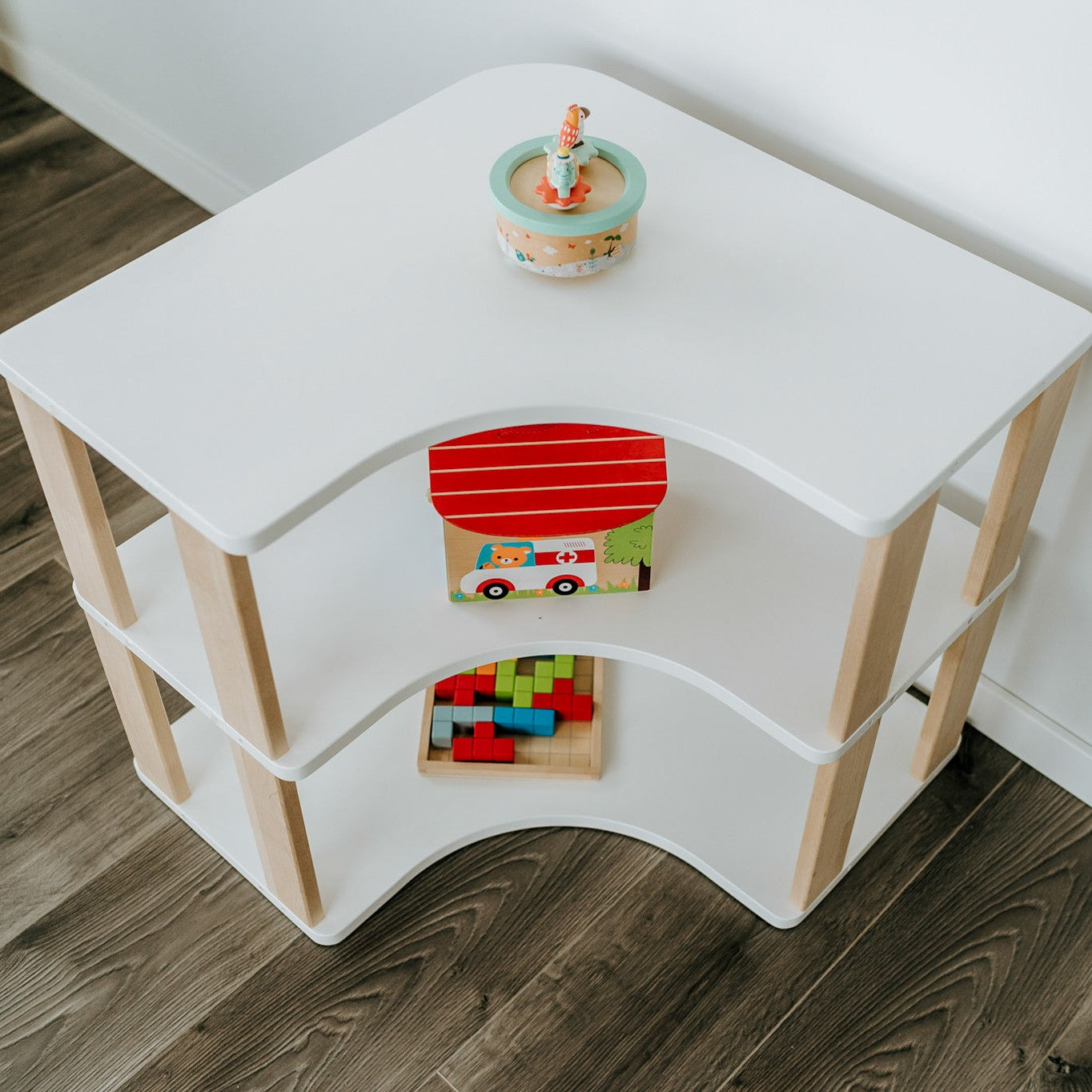 One Little Pine Montessori Eckregal 3 Ebenen – platzsparendes Kinderregal aus FSC-Birke – Produktbild 2